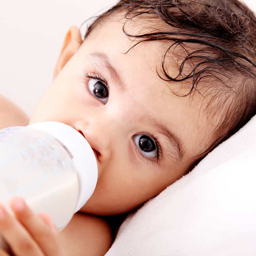 baby_with_bottle_dreamstime_xl_11471944